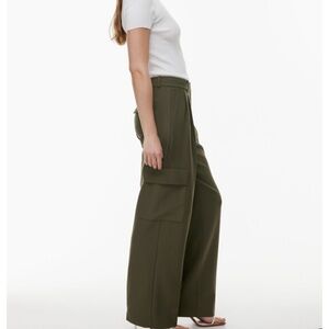 Babaton Spotlight cargo pants. High-waisted with a relaxed fit. Olive Green